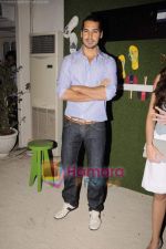 Dino Morea at the launch of Tommy Hilfiger footwear in Mumbai on 9th March 2011 (2).JPG